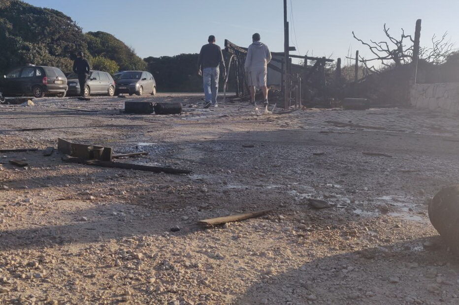 Chamas começaram num caixote do lixo e propagaram-se ao anexo 