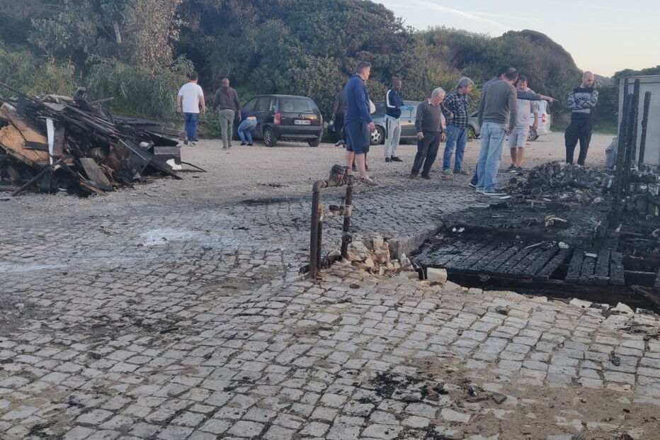 Chamas começaram num caixote do lixo e propagaram-se ao anexo 