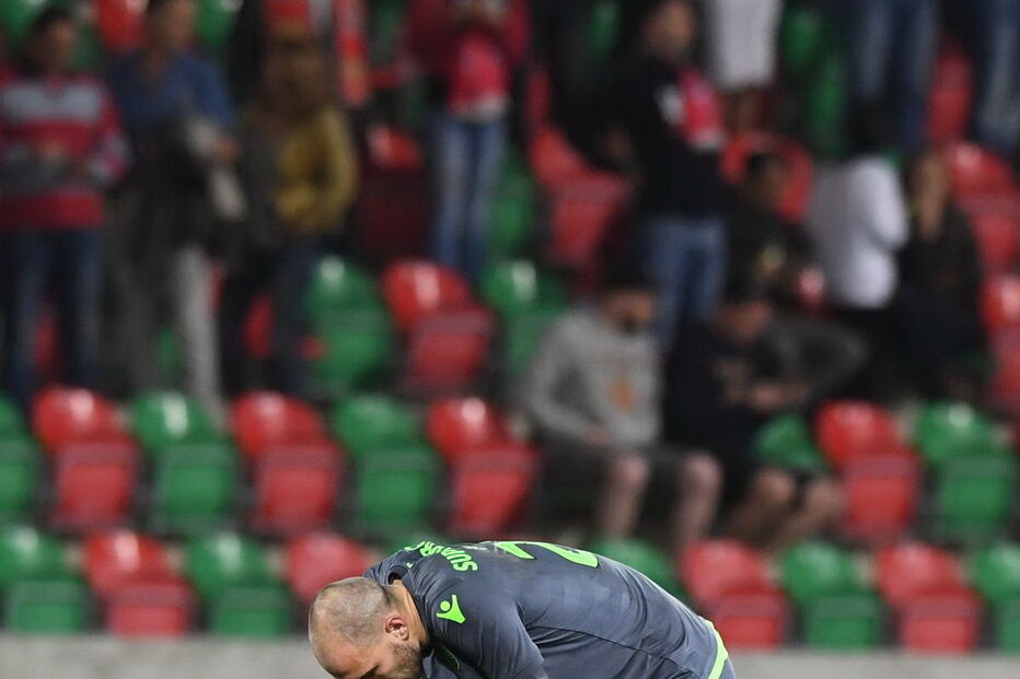 Bas Dost preferiu olhar para o chão em vez de tentar marcar o golo da vitória do Sporting