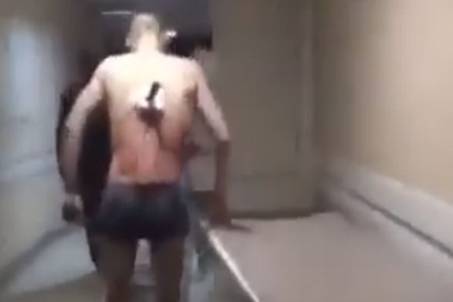 Paciente sai das urgências para fumar um cigarro... com uma faca espetada nas costas