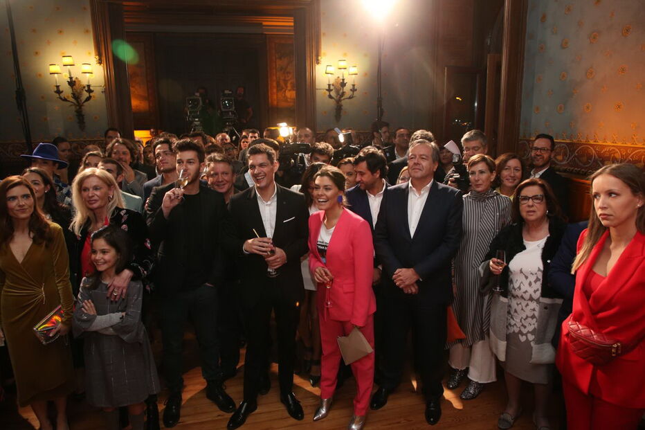 O elenco da telenovela 'Alguém Perdeu' na festa de apresentação do projeto da CMTV	