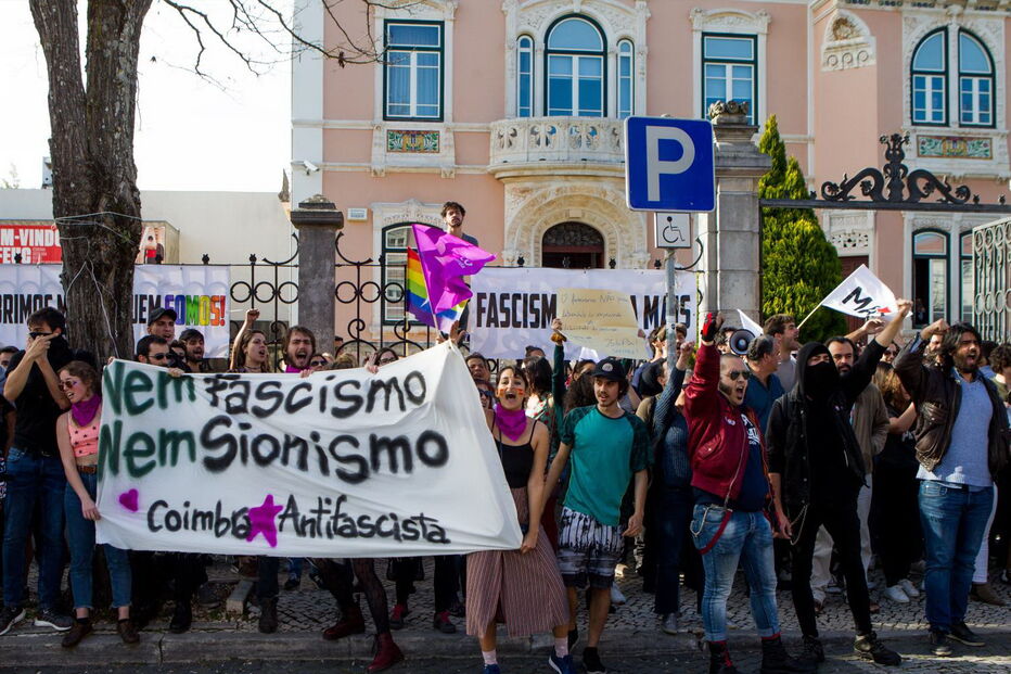 Deputado gay que fugiu do Brasil recebido em Coimbra com ovos e protestos