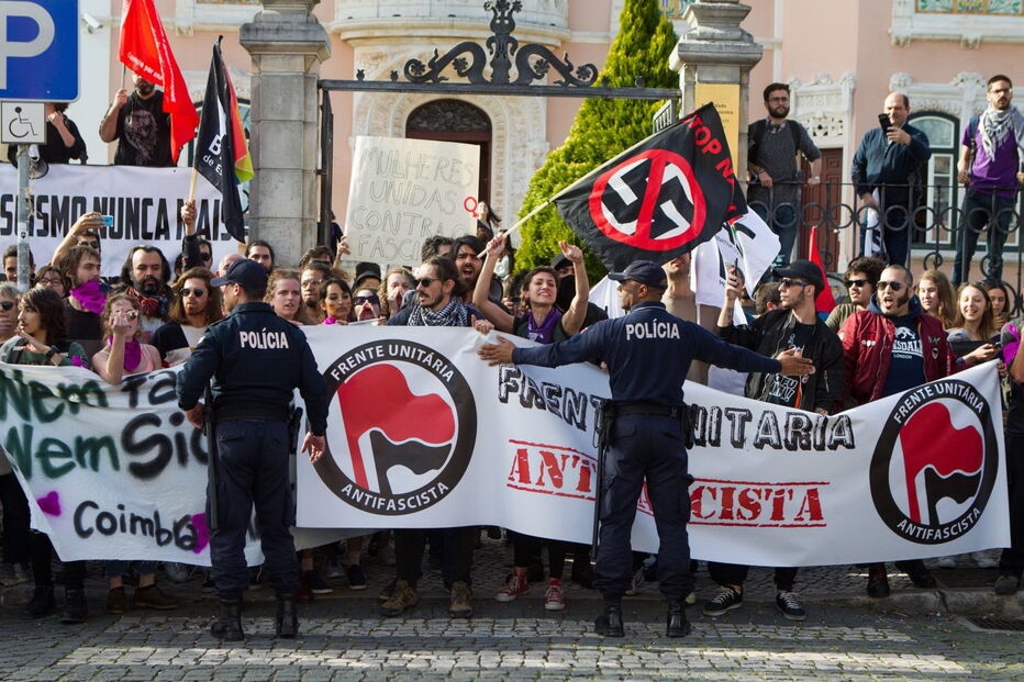 Deputado gay que fugiu do Brasil recebido em Coimbra com ovos e protestos