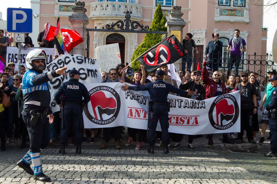 Deputado gay que fugiu do Brasil recebido em Coimbra com ovos e protestos