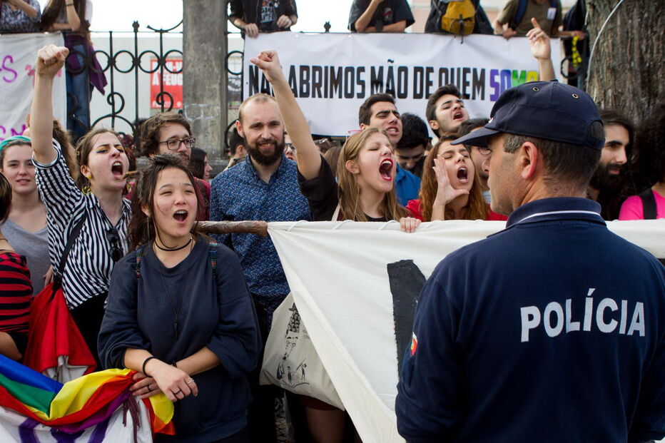 Deputado gay que fugiu do Brasil recebido em Coimbra com ovos e protestos