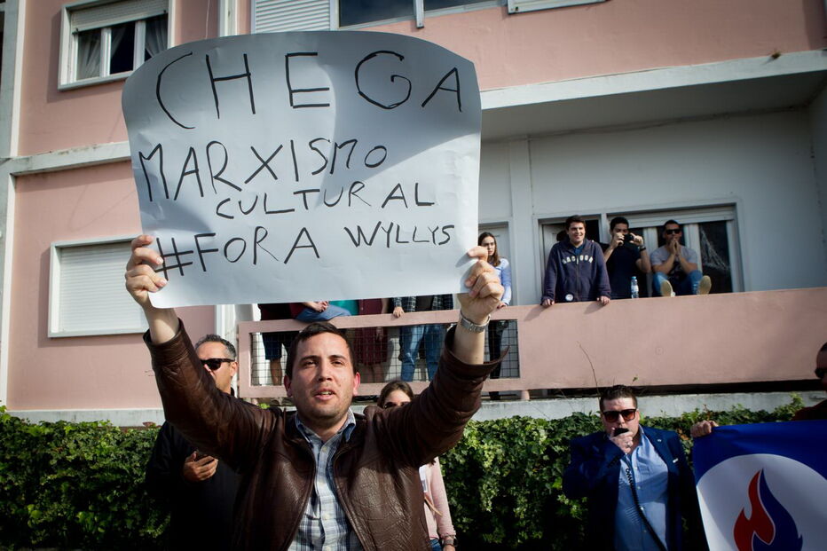 Deputado gay que fugiu do Brasil recebido em Coimbra com ovos e protestos
