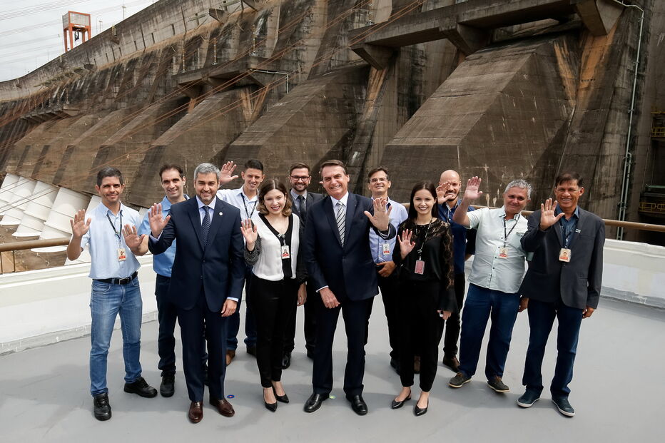 Bolsonaro elogia ditadores do Brasil e Paraguai em visita a Itaipu