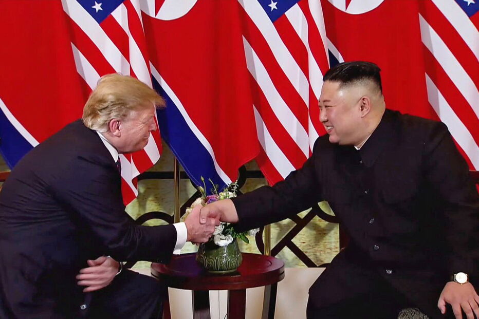 Trump aperta a mão a Kim e destaca 