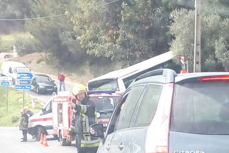 Estudantes feridos em despiste de autocarro em Sesimbra