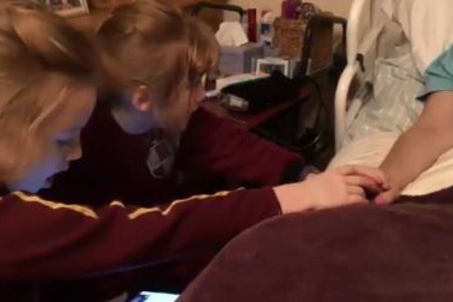 Filhas gémeas cantam para a mãe antes de morrer