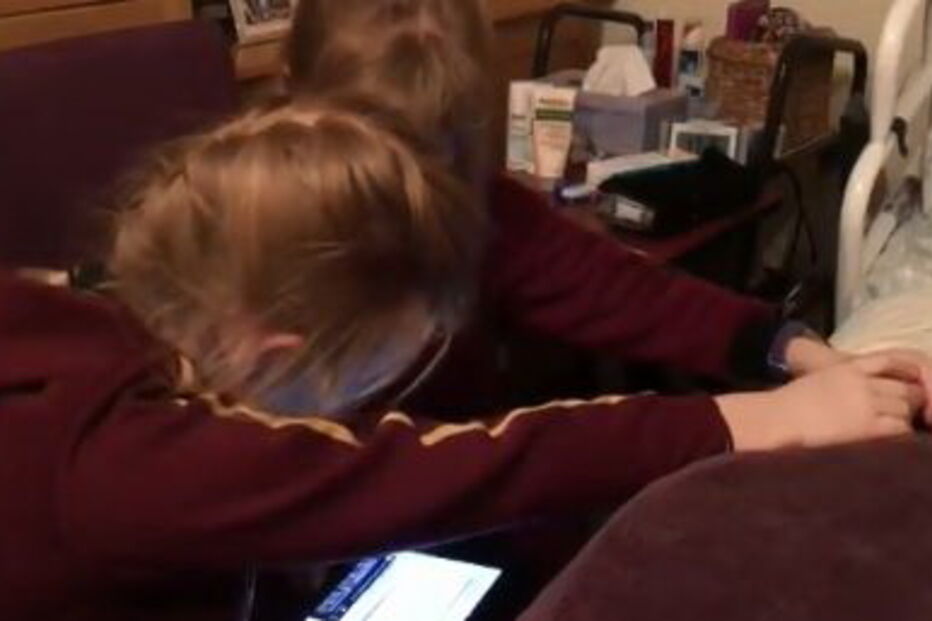 Filhas gémeas cantam para a mãe antes de morrer