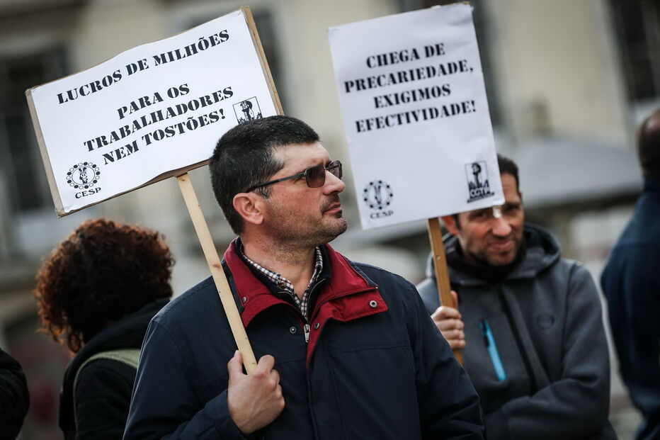 Trabalhadores da EMEL exigem aumentos salariais em frente à Câmara de Lisboa 
