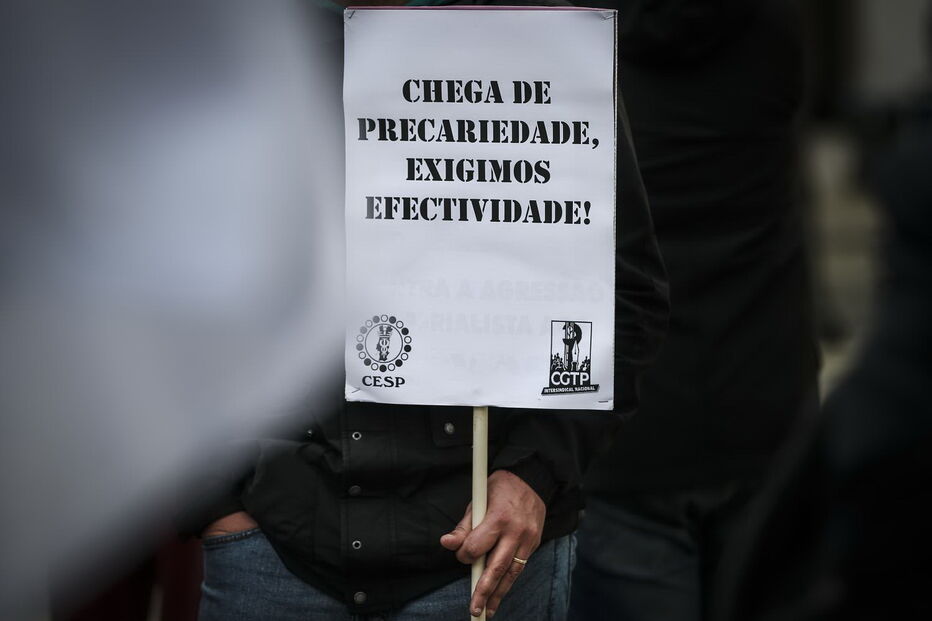 Trabalhadores da EMEL exigem aumentos salariais em frente à Câmara de Lisboa	