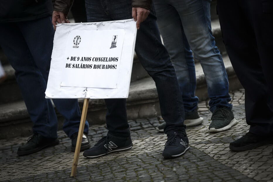 Trabalhadores da EMEL exigem aumentos salariais em frente à Câmara de Lisboa	