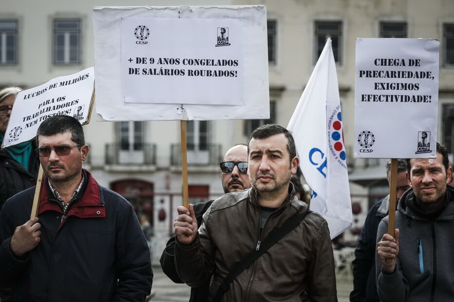 Trabalhadores da EMEL exigem aumentos salariais em frente à Câmara de Lisboa	