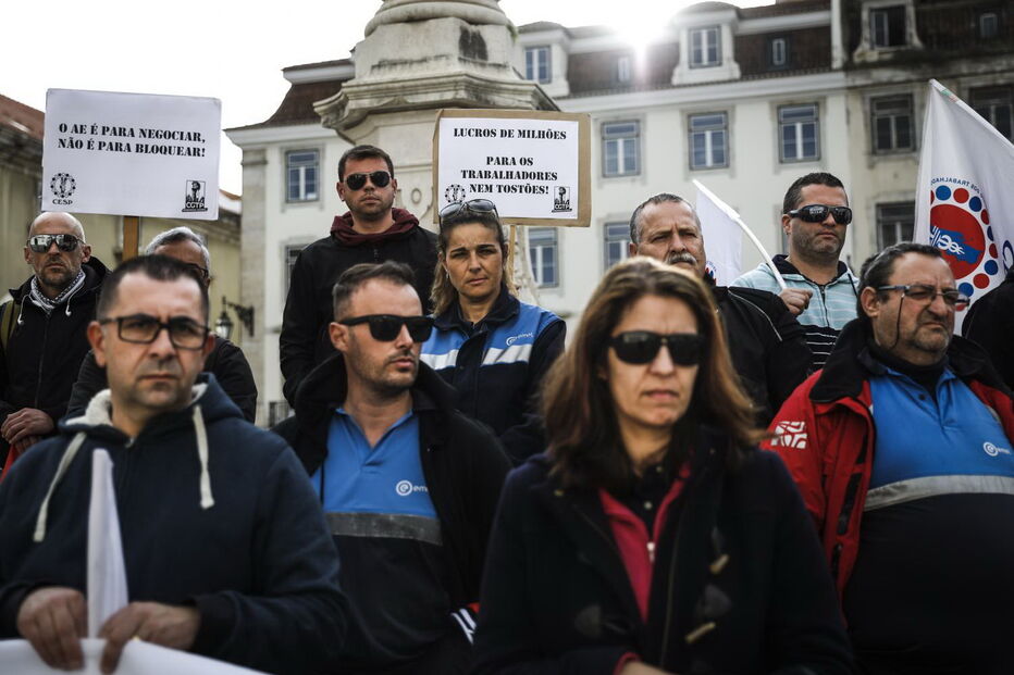 Trabalhadores da EMEL exigem aumentos salariais em frente à Câmara de Lisboa	