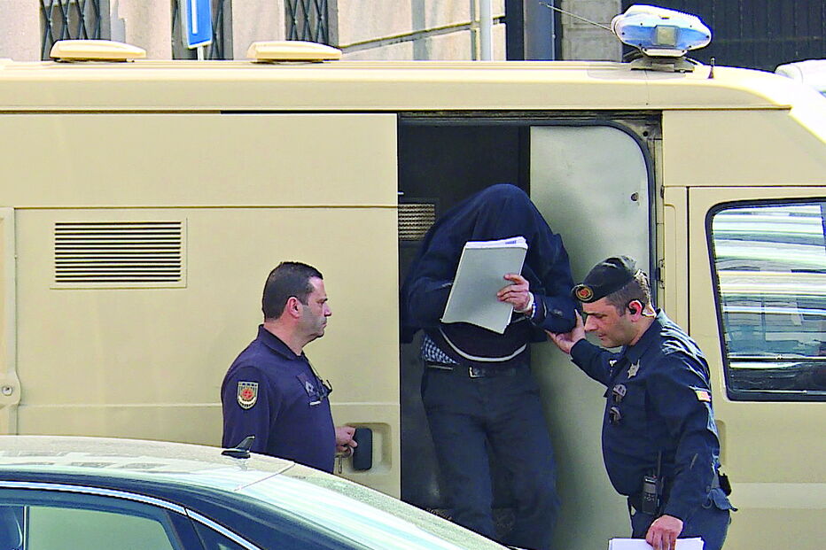 Arguido escondeu a cara