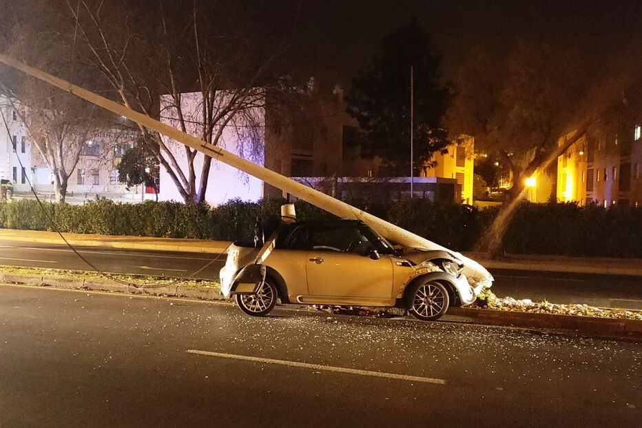 Bêbedo choca contra poste e acaba detido em Albufeira