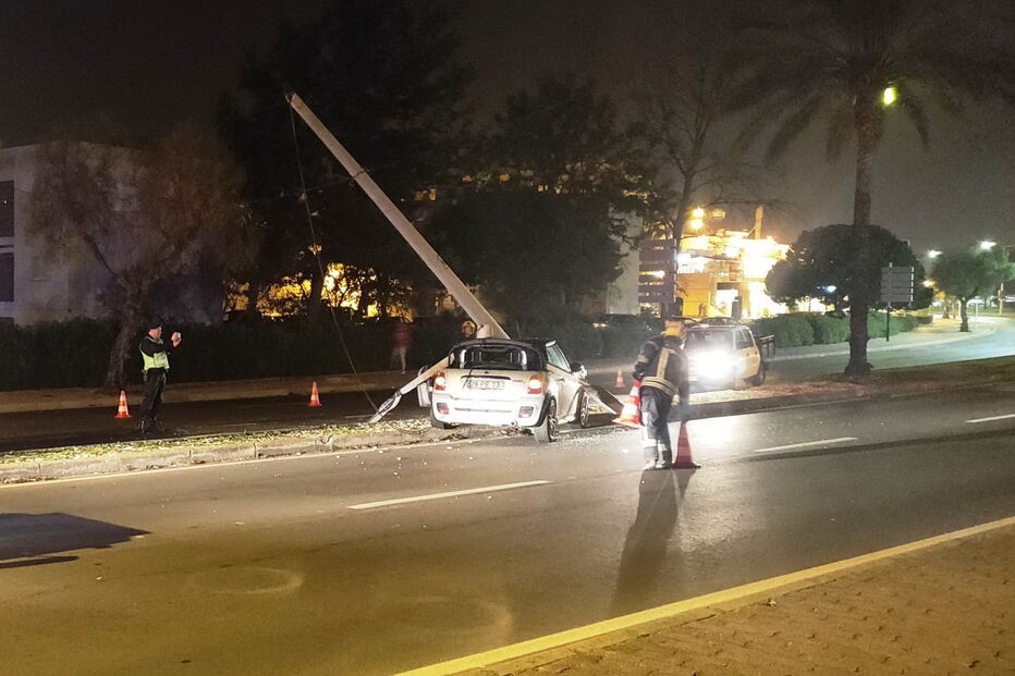 Bêbedo choca contra poste e acaba detido em Albufeira