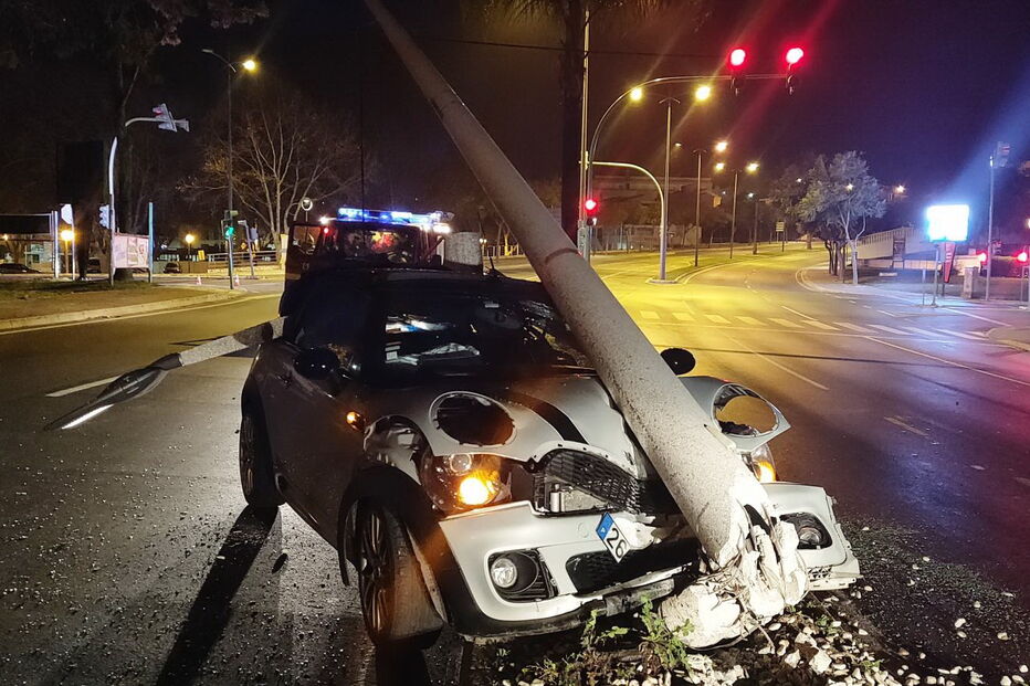Bêbedo choca contra poste e acaba detido em Albufeira