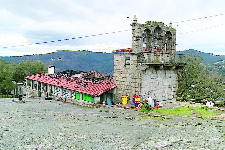Incêndio destruiu restaurante que funcionava junto ao Castelo da Póvoa de Lanhoso