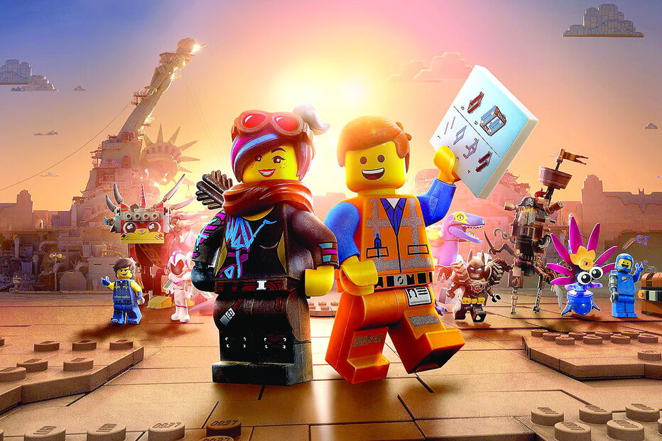 Lucy e Emmet são duas das personagens principais de ‘O Filme Lego 2’, que chega hoje às salas de cinema 