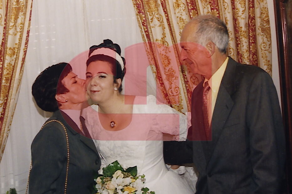 Rosa Grilo, no dia do casamento, a ser beijada pela mãe, Maria Antónia 