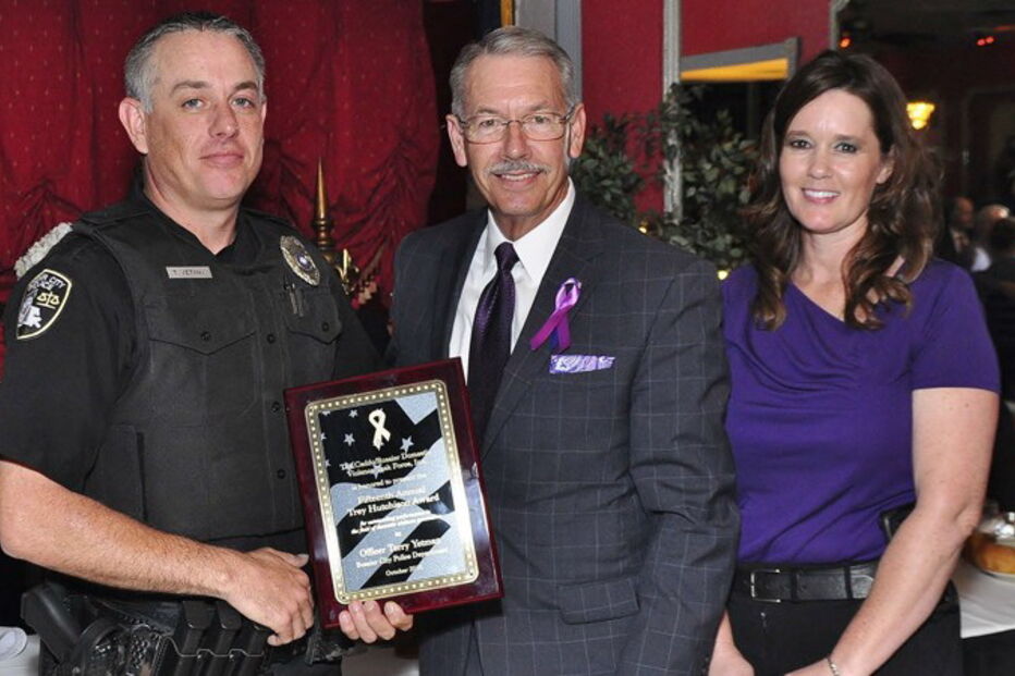 Terry Yetman, agente da polícia americano premiado pelos seus serviços, foi detido por ter sexo com o seu cão