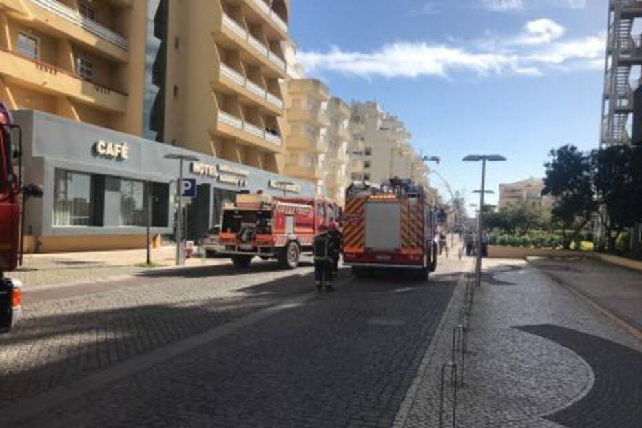 Fogo obriga a retirar 45 pessoas de hotel em Portimão