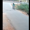 Ciclistas apanham susto de morte quando cobra se prende na roda
