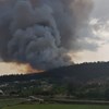 Incêndio combatido por mais de 100 bombeiros ameaça habitações em Vila Verde