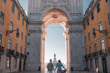 Casal português de bloguers arrasado após foto “irresponsável” em comboio