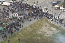 Adeptos do FC Porto esperam pelos apoiantes do Benfica junto ao estádio do Dragão