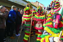 O entrudo chocalheiro saiu à rua e anima até amanhã Podence