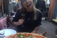 Mulher com 96% do corpo queimado após acidente de autocarro torna-se modelo