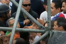 Juan Guaidó saudado por multidão de apoiantes à chegada a Caracas