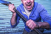 Suspeito estava alcoolizado e agrediu a vítima, de 60 anos, com a parte oposta à zona de corte de um machado