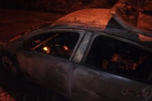 Cinco carros totalmente destruídos após incêndio em Queijas