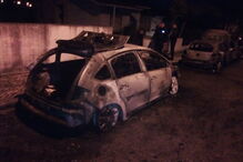 Cinco carros totalmente destruídos após incêndio em Queijas