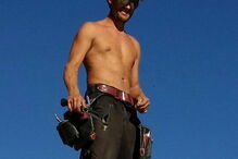 Homem e cão sobrevivem cinco dias presos em carro a comer molho de tacos