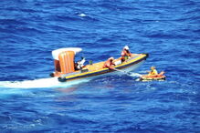 Tripulantes de avião que caiu ao mar salvos por embarcação turística