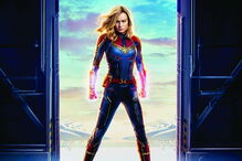 Brie Larson veste a pele de Carol Danvers, a piloto da Força Aérea que possui ADN humano e alienígena em ‘Capitão Marvel’ 