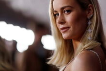 Brie Larson veste a pele de Carol Danvers, a piloto da Força Aérea que possui ADN humano e alienígena em ‘Capitão Marvel’ 