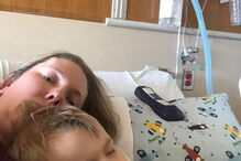 Menino de dois anos engasga-se e quase morre com pipopa alojada no pulmão