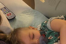 Menino de dois anos engasga-se e quase morre com pipopa alojada no pulmão