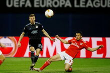 Corchia disputa lance do Dínamo de Zagreb -Benfica