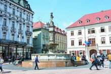 Hlavné Námestie é a praça principal da cidade e fica no centro histórico
