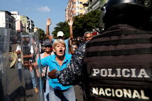 Venezuelanos saem à rua contra Nicolás Maduro