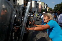 Venezuelanos saem à rua contra Nicolás Maduro