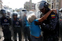 Venezuelanos saem à rua contra Nicolás Maduro